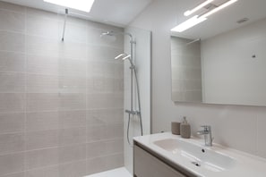 Douche, sĂšche-cheveux