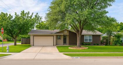 Luxe 3 Bedroom Retreat Sleeps 7 - Perfect For Groups Families