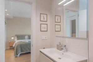 3 bedrooms, iron/ironing board, free WiFi