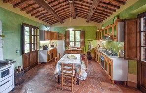 Een koelkast, een kookplaat, een koffiezetapparaat/waterkoker