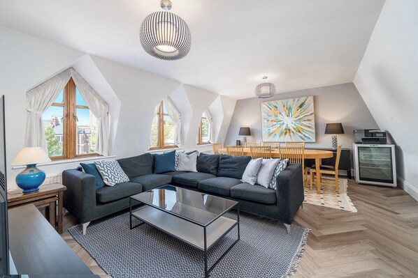 TV, offices - Chic 2BR Battersea Flat - Terrace & Pet-Friendly (London)