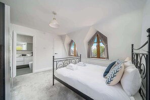 2 bedrooms, iron/ironing board, WiFi, bed sheets - Chic 2BR Battersea Flat - Terrace & Pet-Friendly (London)