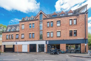 Exterior - Chic 2BR Battersea Flat - Terrace & Pet-Friendly (London)