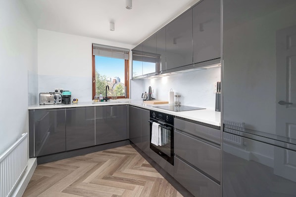 Refrigerador, microondas, horno, placa de cocina