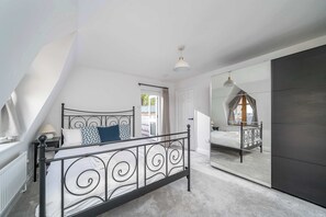 2 habitaciones, tabla de planchar con plancha, wifi y ropa de cama