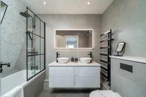 Shower, hair dryer, towels - Chic 2BR Battersea Flat - Terrace & Pet-Friendly (London)