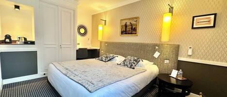 Classic Double Room | In-room safe, desk, soundproofing, iron/ironing board (on request)