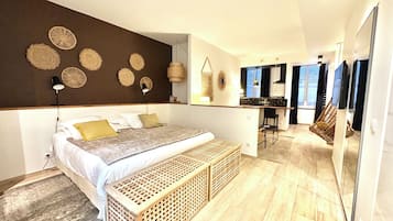 Studio Lia | 1 slaapkamer, een kluis op de kamer, een bureau, geluiddichte muren