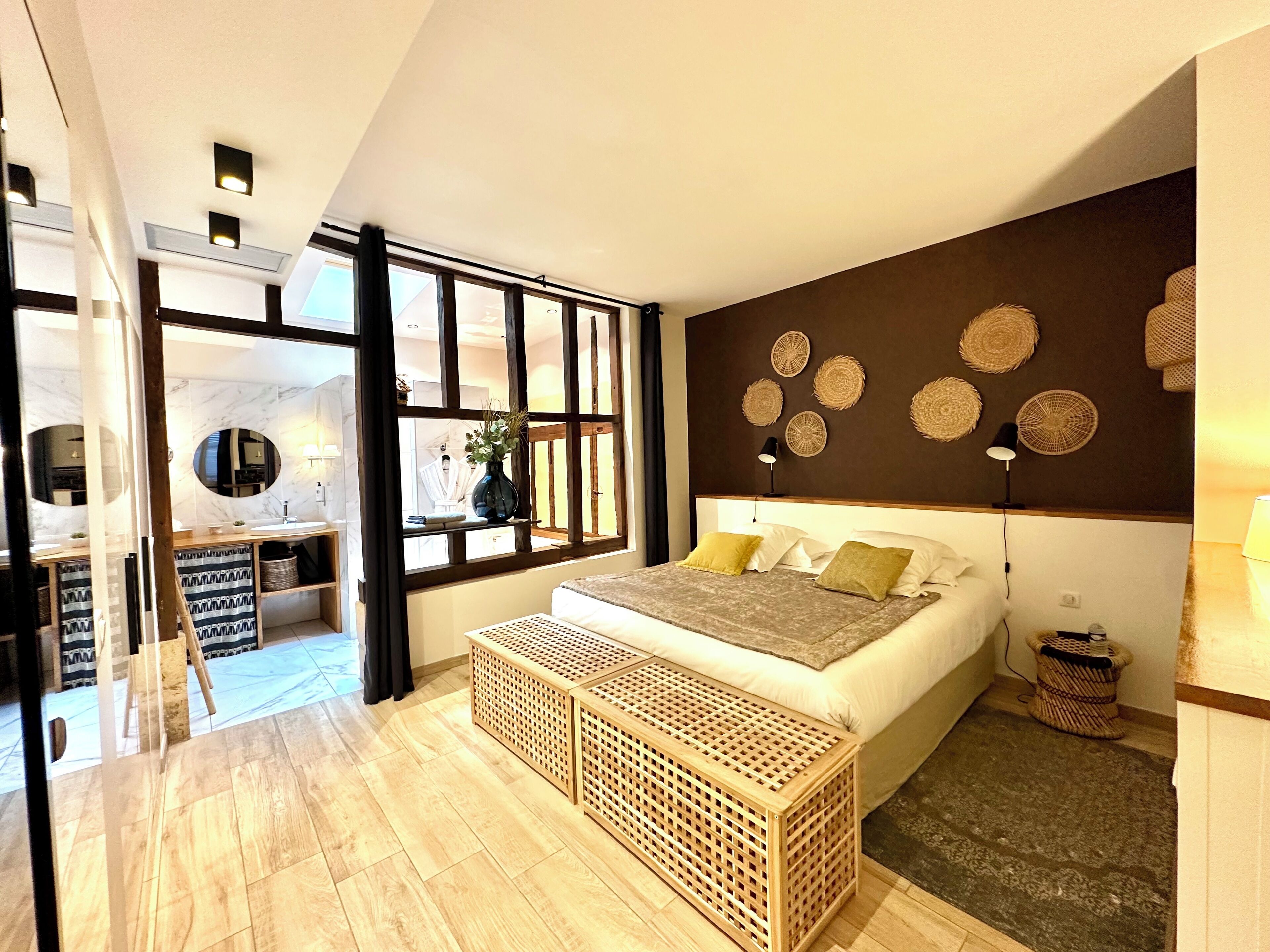 Studio Lia | In-room safe, desk, soundproofing, iron/ironing board