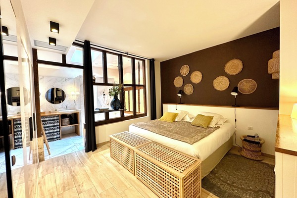 Studio Lia | Brankas, meja kerja, kedap suara, dan setrika/meja setrika