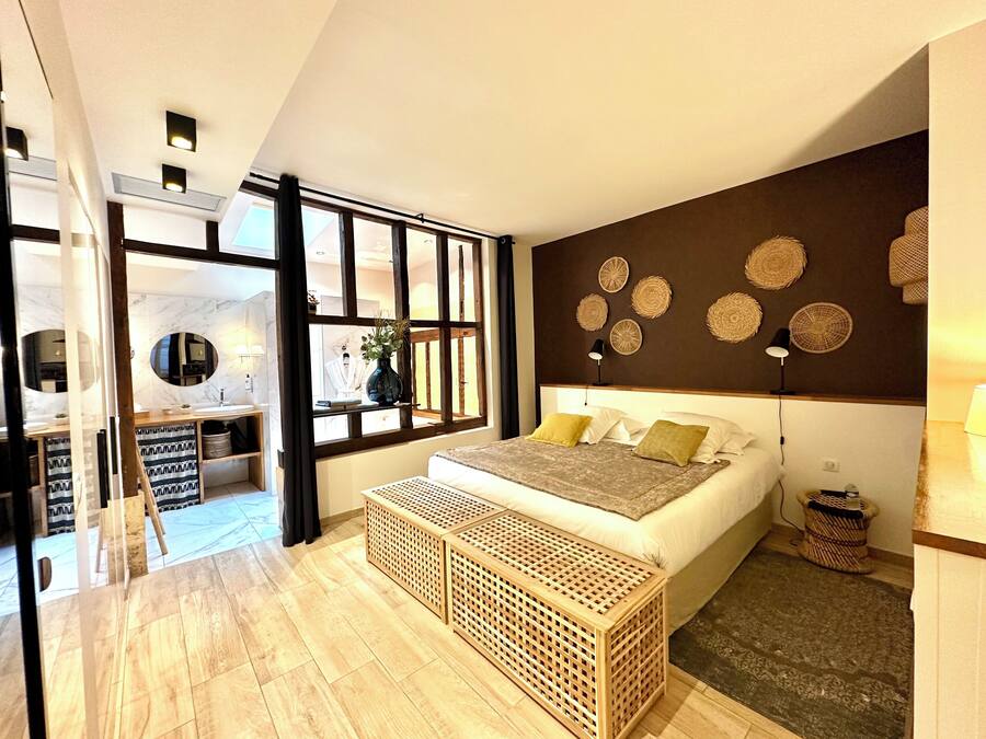 In-room safe, desk, soundproofing, iron/ironing board