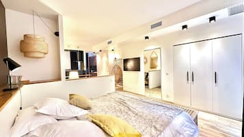 Studio Lia | In-room safe, desk, soundproofing, iron/ironing board