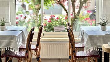 Colazione a buffet, servita tutte le mattine (18 EUR a persona)