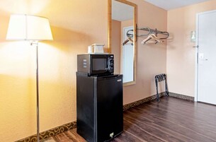 办公桌、笔记本电脑工作区、免费 WiFi