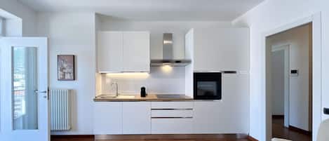 Kühlschrank, Ofen, Geschirrspüler, Wasserkocher mit Kaffee-/Teezubehör