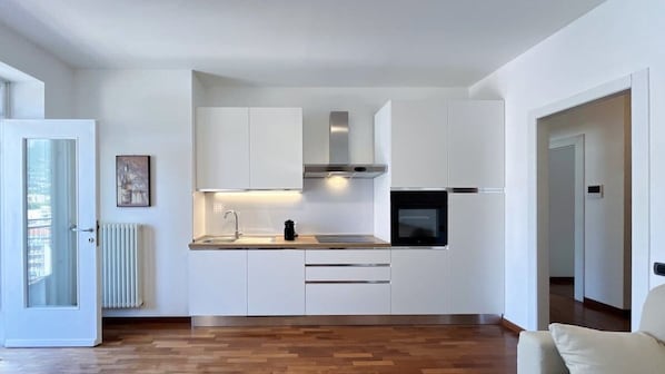 Kühlschrank, Ofen, Herdplatte, Geschirrspüler