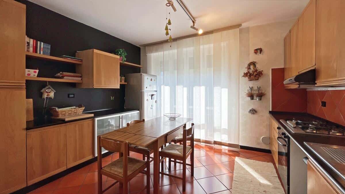 Kühlschrank, Ofen, Herdplatte, Wasserkocher mit Kaffee-/Teezubehör