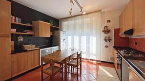 Fridge, oven, stovetop, coffee/tea maker