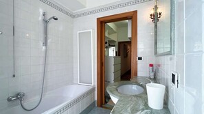 Dusche, Haartrockner, Handtücher