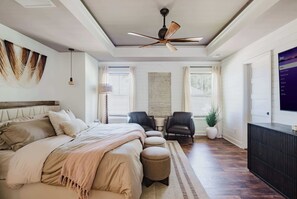 5 bedrooms, desk, iron/ironing board, travel cot