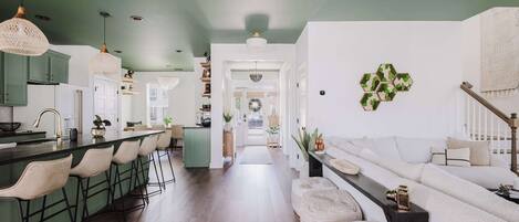 Televisión, chimenea, estéreo y oficina