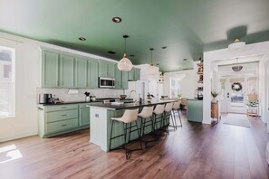 Fridge, microwave, oven, stovetop - Walk2OldTown! Luxury Home + Carriage House (Bluffton)