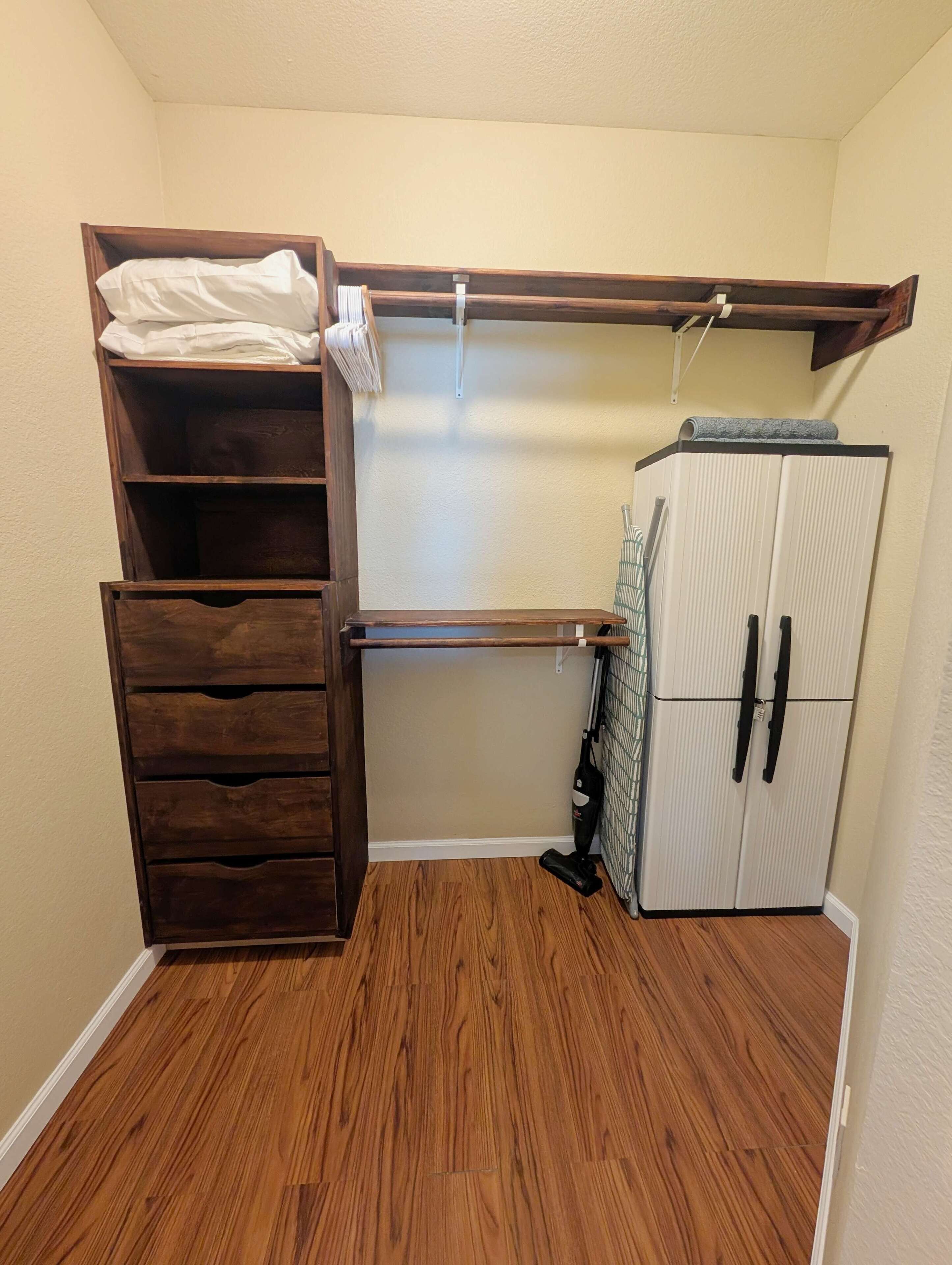 Quarto compacto com escrivaninha embutida, armário e estante.