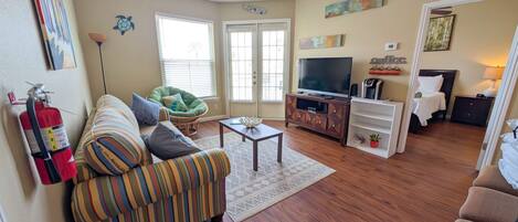 تلفزيون، كُتُب، مكتب