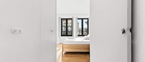 Iron/ironing board, internet, bed sheets