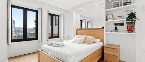 Fer et planche Ă repasser, accĂšs Ă Internet, literie fournie