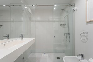 Douche, sèche-cheveux, serviettes fournies, savon