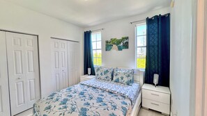 3 soverom, skrivebord, strykejern/-brett og reiseseng for barn