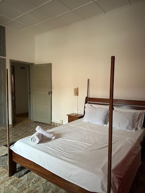 3 habitaciones, tabla de planchar con plancha, wifi y ropa de cama