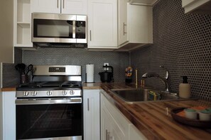 Kjøleskap, mikrobølgeovn, ovn og kokeplater