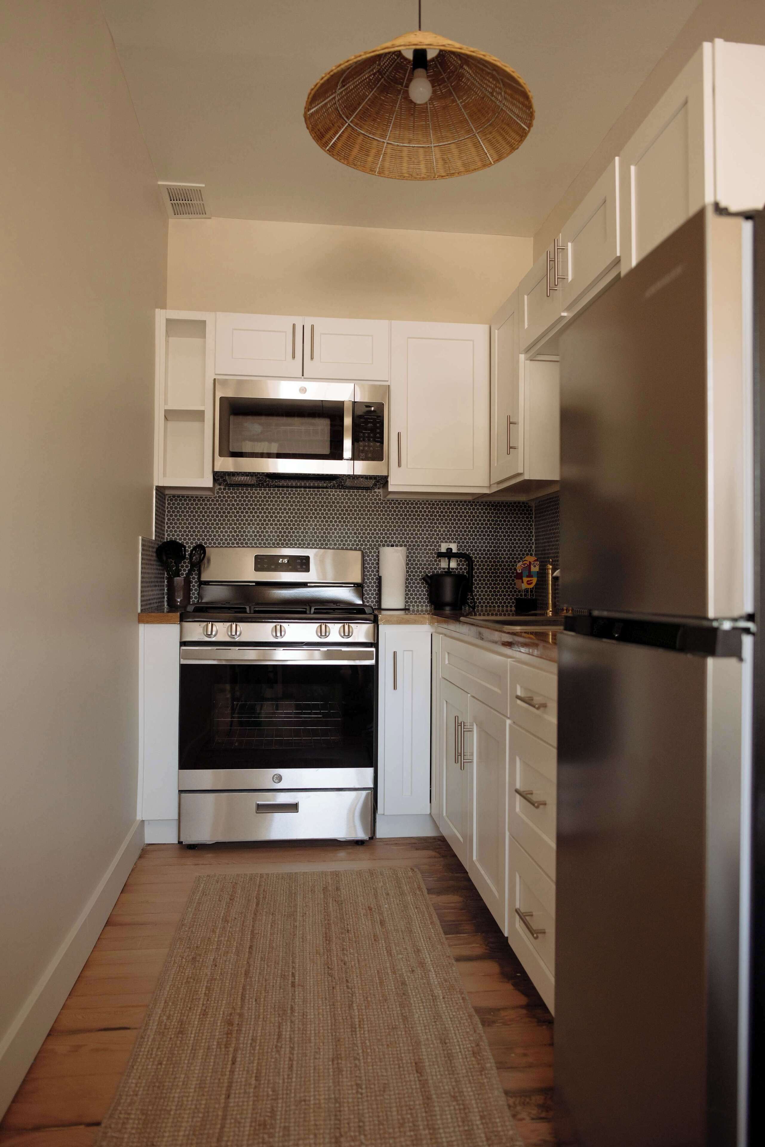 Kjøleskap, mikrobølgeovn, ovn og kokeplater