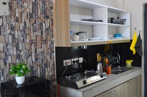 Micro-ondes, four, plaque de cuisson, bouilloire électrique