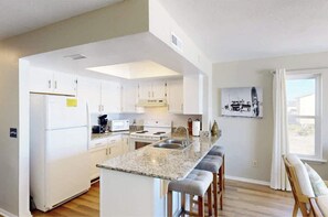 Kjøleskap, mikrobølgeovn, ovn og kokeplater