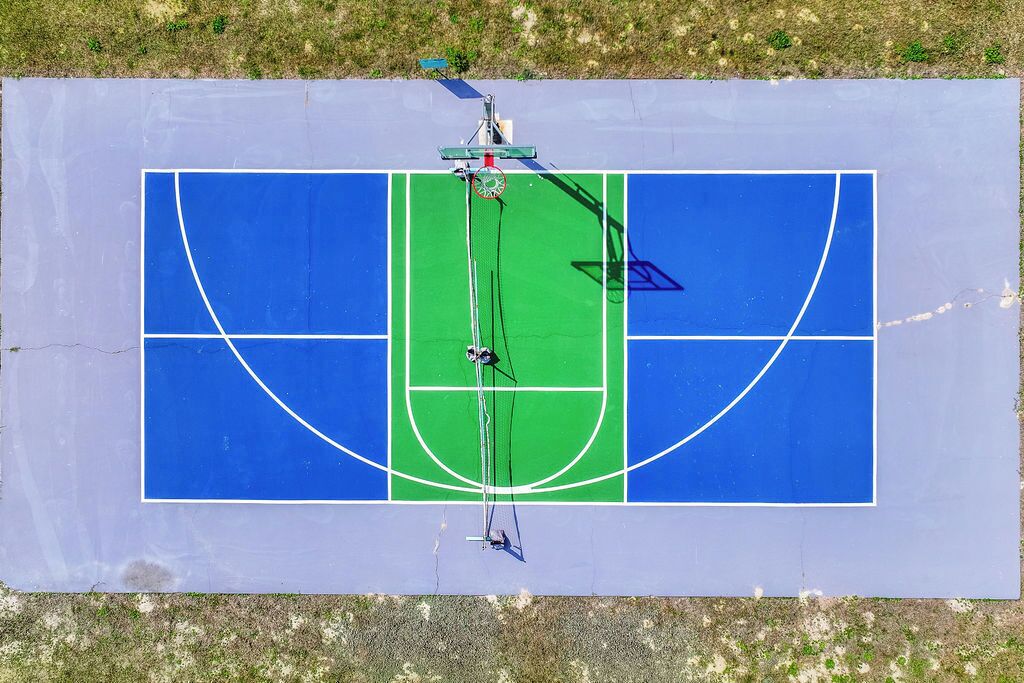 Vista aérea de una cancha de baloncesto con aro, tablero y red.