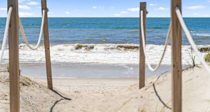 Southern Shores, Oak Island Oceanfront with Pool, Villa