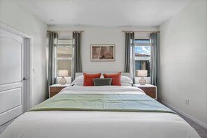 7 bedrooms, desk, iron/ironing board, free WiFi - PetFriendly, Heated Pool/Hot Tub, 20-min to Disney (Davenport)