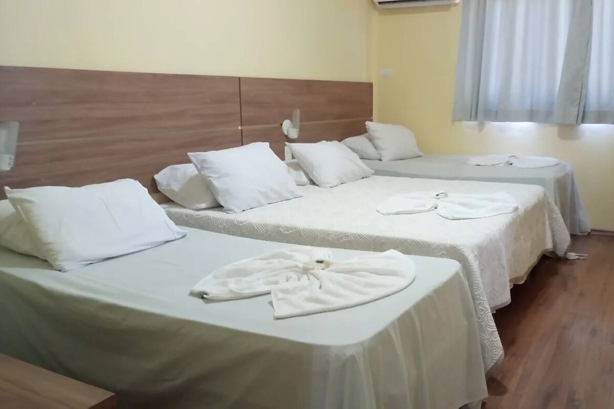 Habitación triple Confort | Escritorio, espacio para trabajar con laptop y wifi gratis