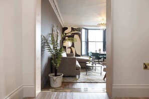 TV, offices - Spacious Apartment with Castle View (Edinburgh)