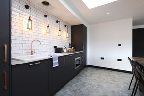 Een koelkast, een microgolfoven, een oven, een vaatwasser