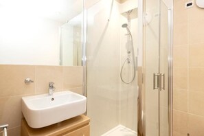 Een douche, een haardroger, handdoeken