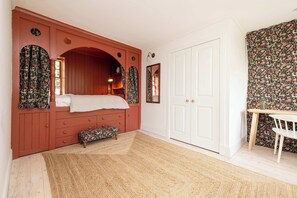 2 bedrooms, desk, iron/ironing board, WiFi