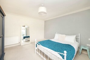 4 bedrooms, iron/ironing board, WiFi, bed sheets