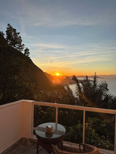 Hospede-se na favela Vidigal vista pro mar, perto do Mirante do Arvrão e praias