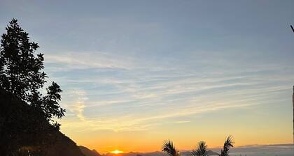 Hospede-se na favela Vidigal vista pro mar, perto do Mirante do Arvrão e praias