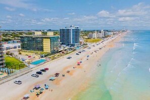Beach towels - Beachy Oceanview Updated Studio w/pool & tiki bar, kitchenette  (Daytona Beach)