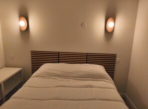 1 bedroom, bed sheets